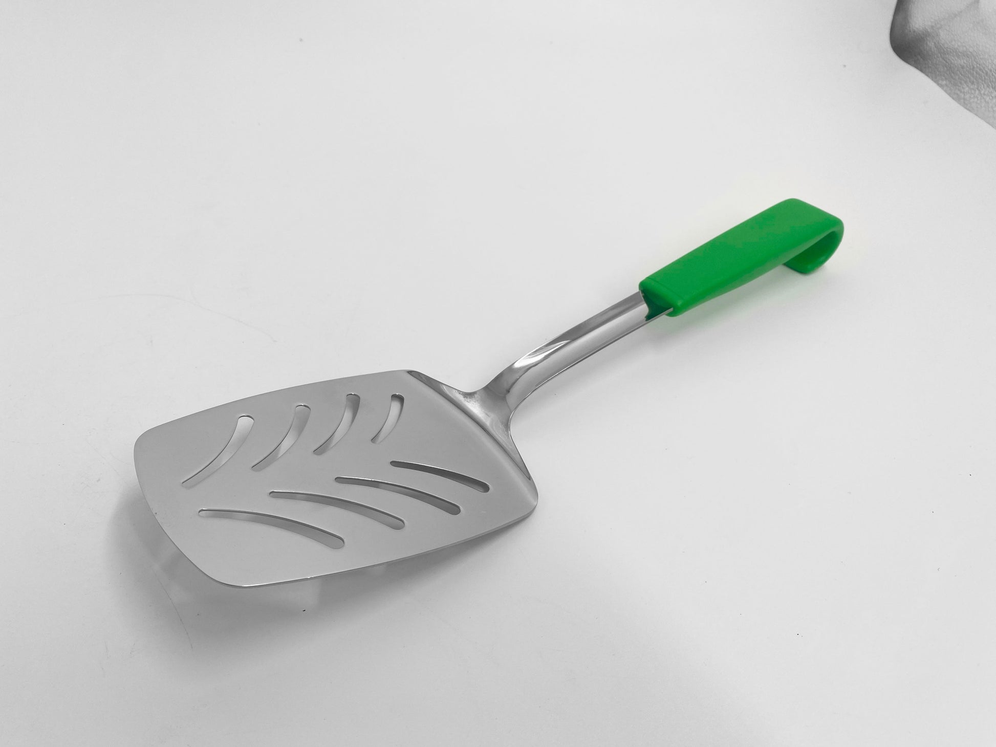 Le Buffet Slotted Turner – Stainless Steel with Heat-Resistant Handle (Green) - Premium Kitchen from Chabrias Ltd - Just £7.99! Shop now at Chabrias Ltd