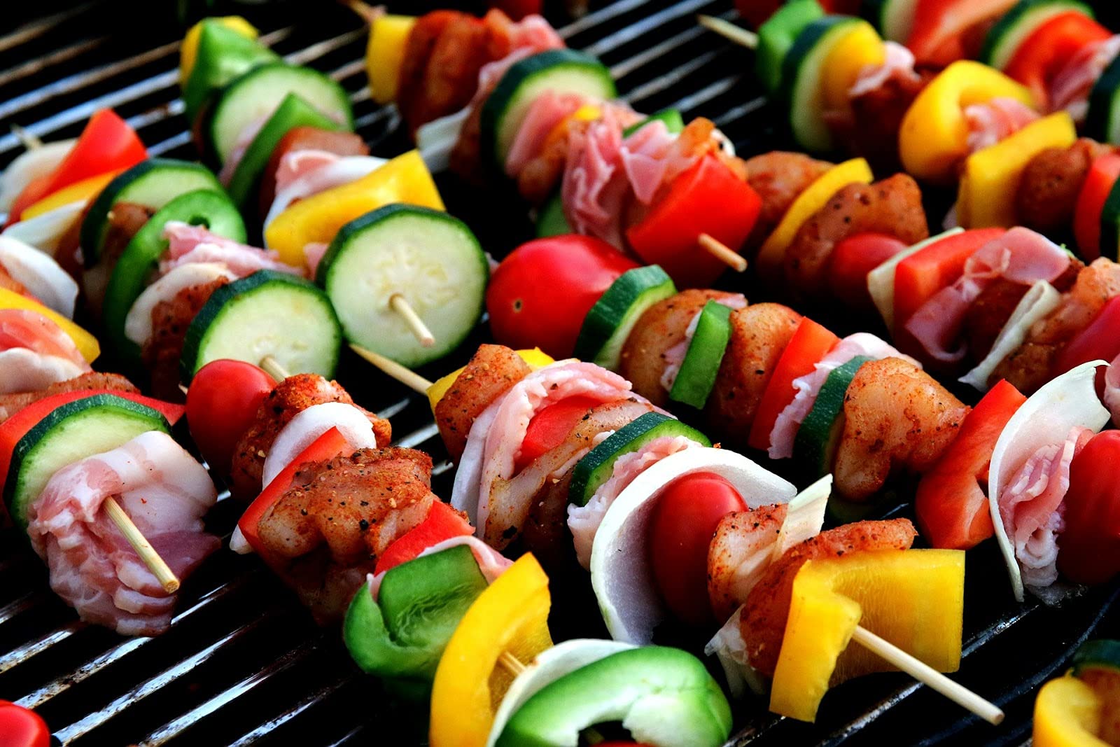300 Durable Bamboo Sticks with 25cm Length / 3mm Diameter - Ideal for BBQ, Kebab, Cake Topper, Chocolate Fountain and Fruits - Premium Lawn & Patio from Chabrias Ltd - Just £4.74! Shop now at Chabrias Ltd