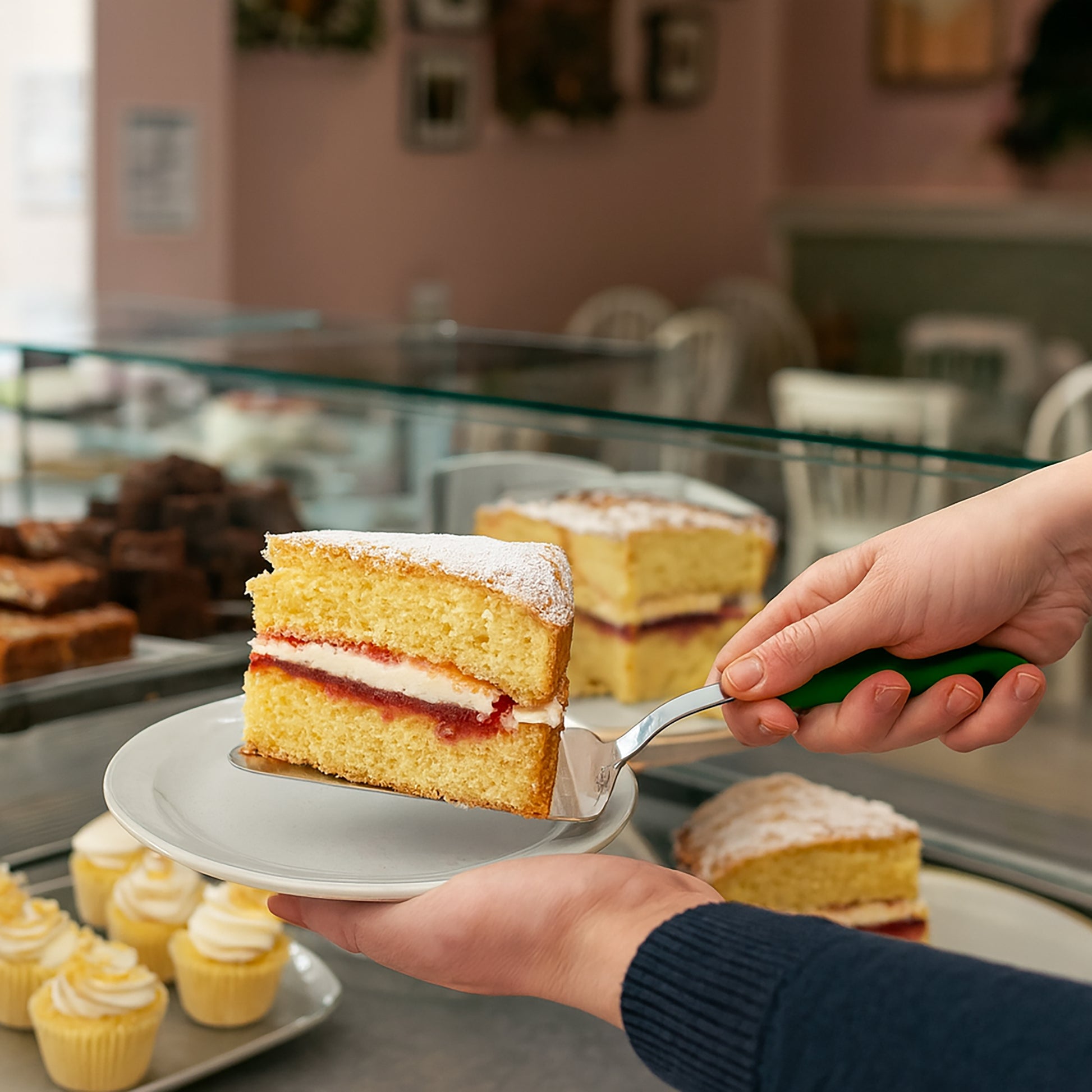 Le Buffet Cake & Pie Server – Stainless Steel with Heat-Resistant Handle (Green) - Premium Kitchen from Chabrias Ltd - Just £7.99! Shop now at Chabrias Ltd