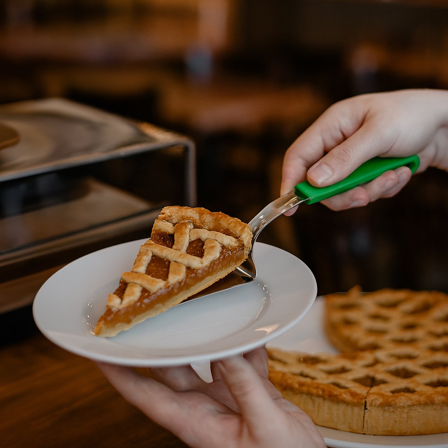 Le Buffet Cake & Pie Server – Stainless Steel with Heat-Resistant Handle (Green) - Premium Kitchen from Chabrias Ltd - Just £7.99! Shop now at Chabrias Ltd